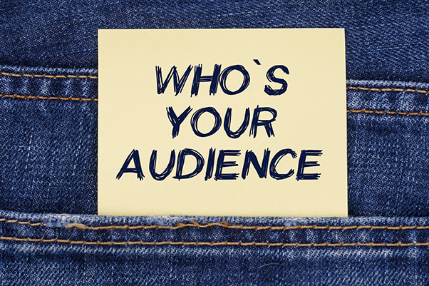 Papier jaune avec « WHO’S YOUR AUDIENCE » marqué dessus sur fond bleu jean