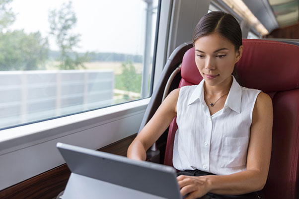 Salarié d’une entreprise consultant son coffre-fort numérique dans le train