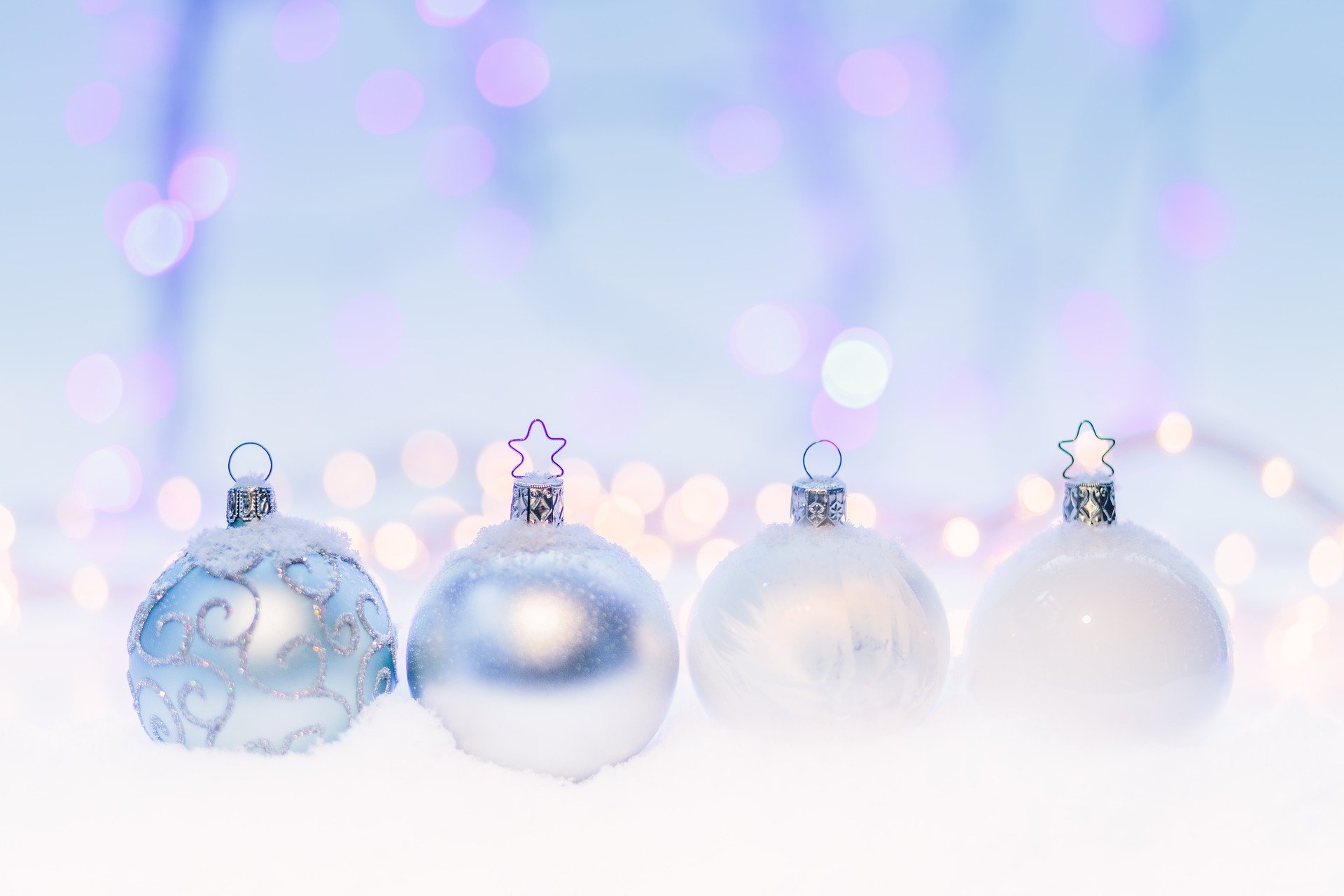 4 boules de Noël argentées et blanches