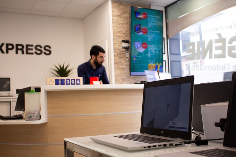 Un collaborateur MCN au comptoir de travail