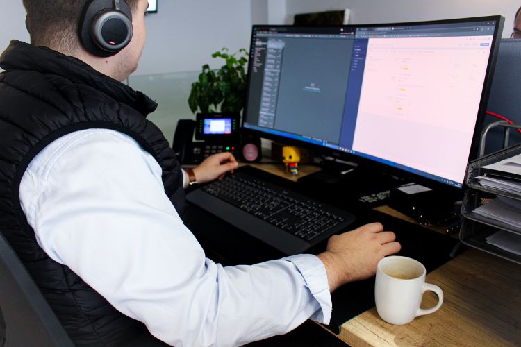 Membre de l'équipe MCN au bureau