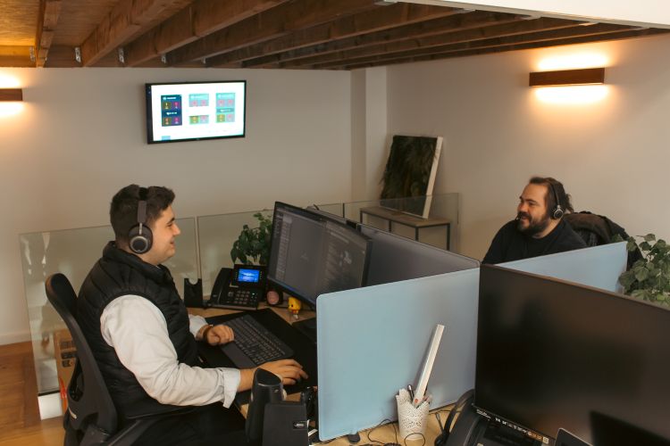 Deux membres de l'équipe MCN en discussion