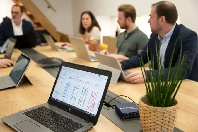 MCN - Point avec plusieurs personnes autour d’un dossier client 