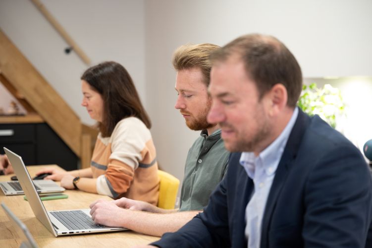 Réunion d'équipe MCN en salle de conférence