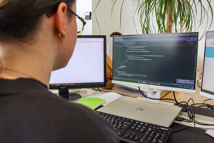 Collaboratrice MCN travaillant sur ordinateur